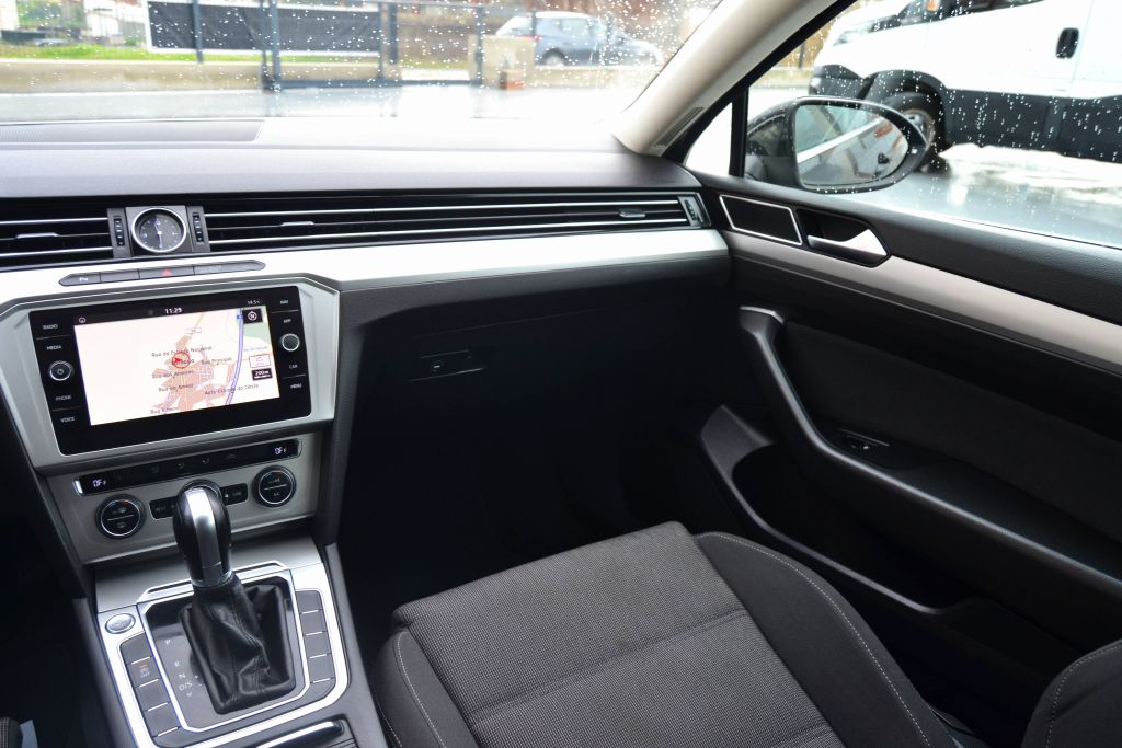 VW Passat Variant TDI Business DSG 2019 - Image 11