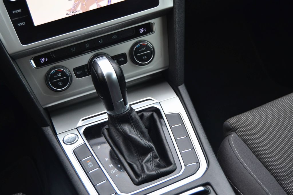 VW Passat Variant TDI Business DSG 2019 - Image 14