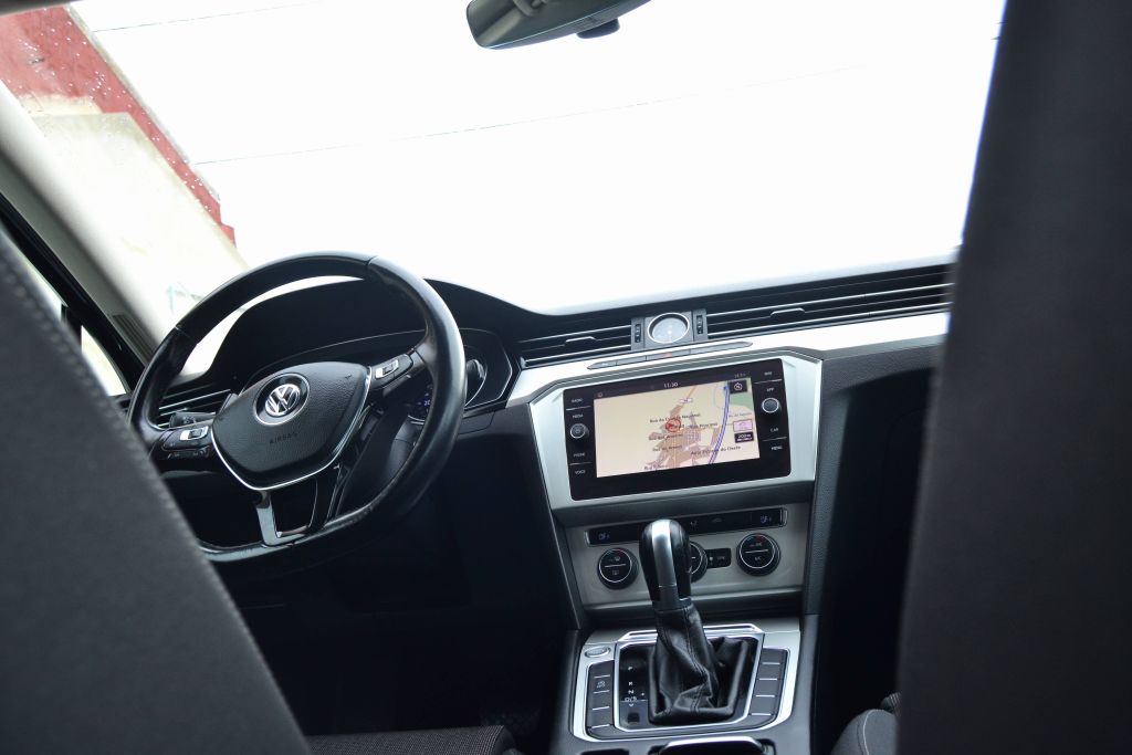 VW Passat Variant TDI Business DSG 2019 - Image 15