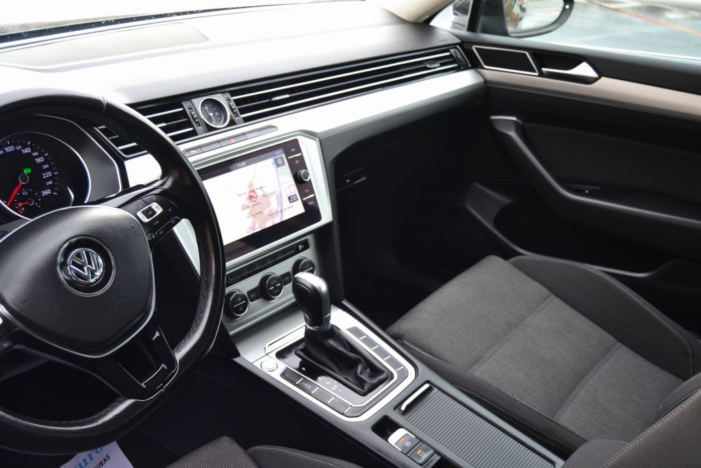 VW Passat Variant TDI Business DSG 2019 - Image 16