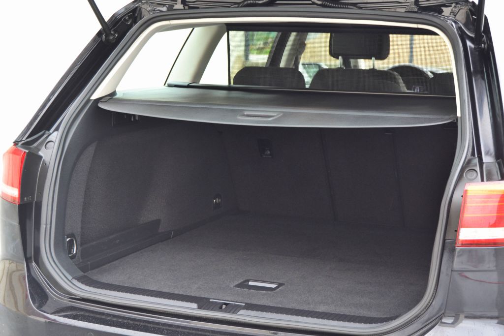 VW Passat Variant TDI Business DSG 2019 - Image 19