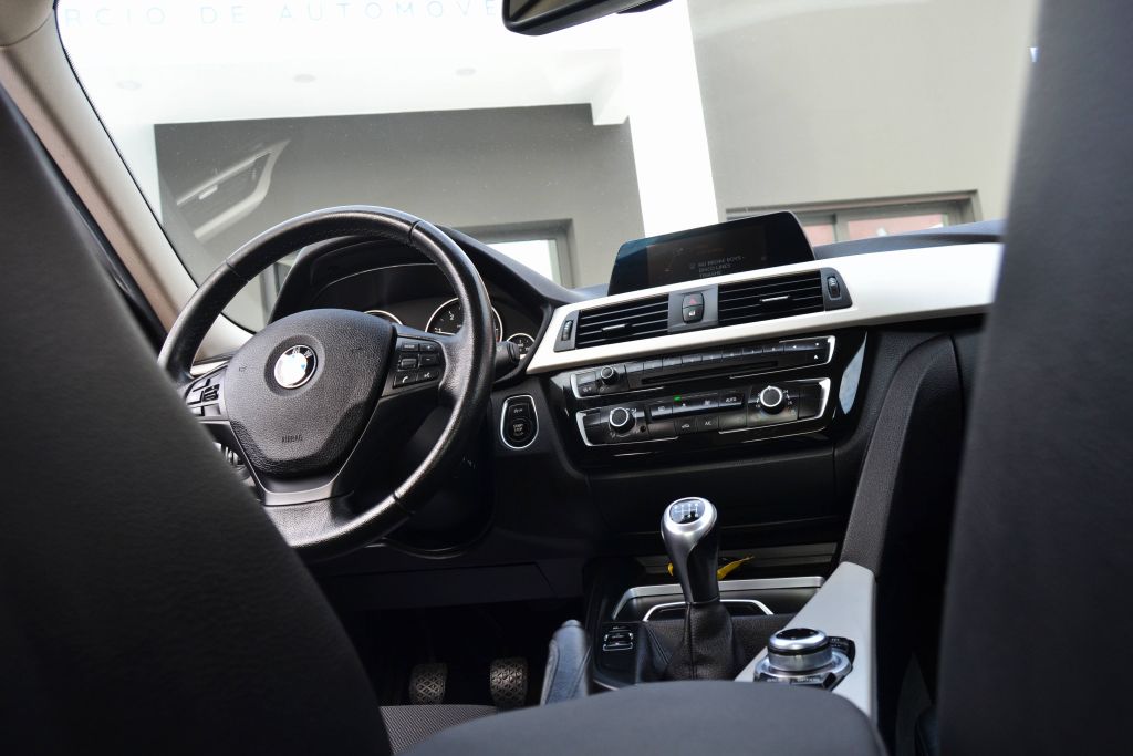 BMW 320d Advantage 2017 - Image 16
