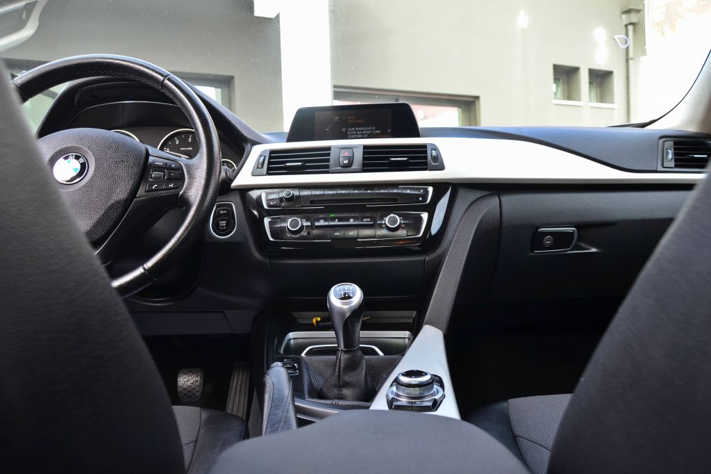 BMW 320d Advantage 2017 - Image 17