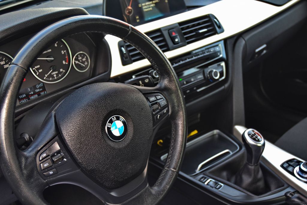 BMW 320d Advantage 2017 - Image 19