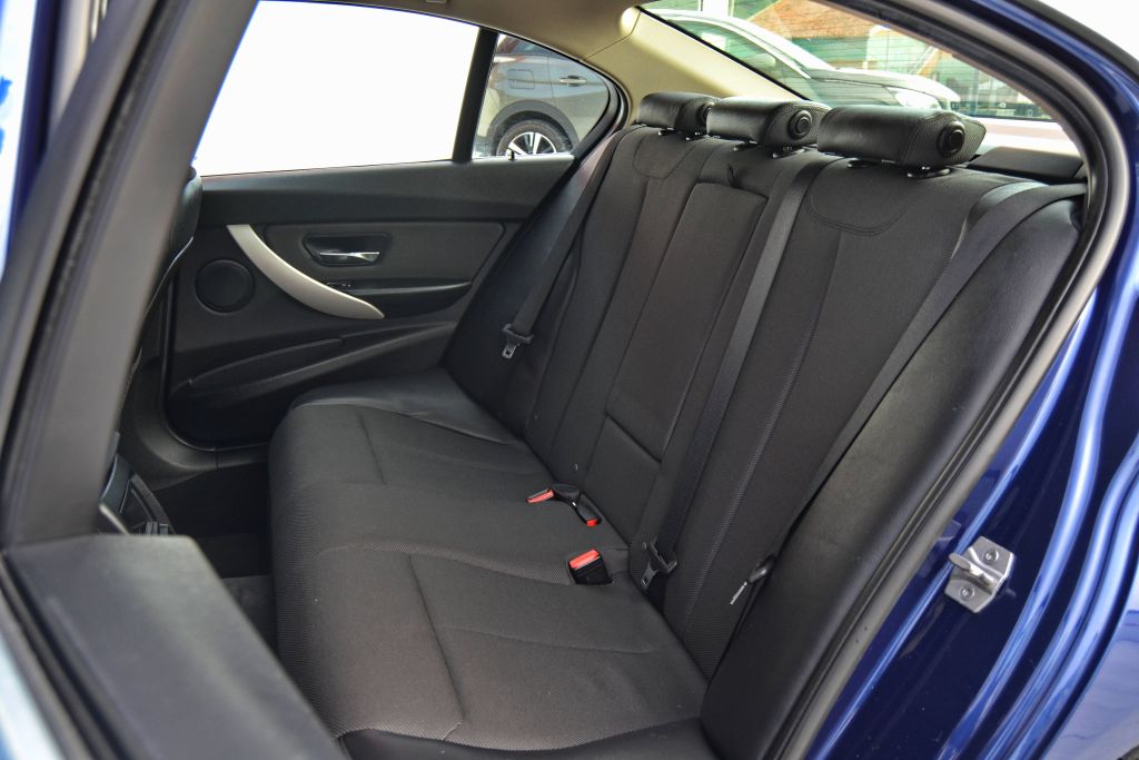 BMW 320d Advantage 2017 - Image 21