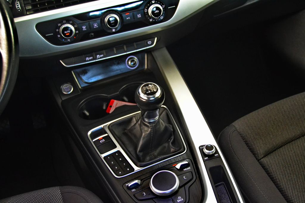 Audi A4 Avant 2.0 TDI 2017 - Image 18