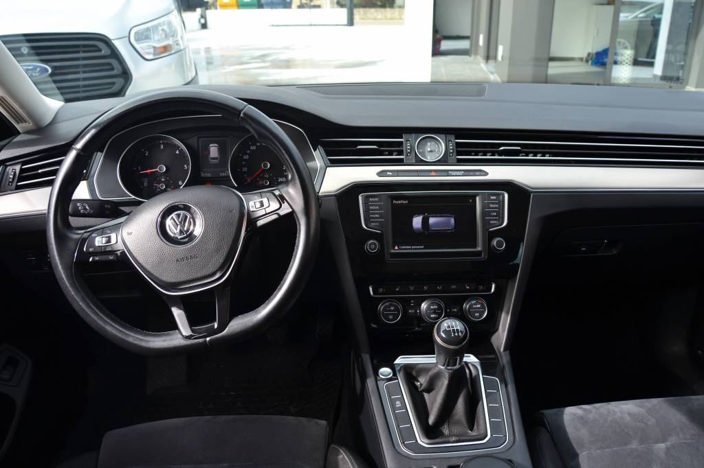 VW Passat Variant 2.0 TDI HIGHLINE 2016 - Image 12